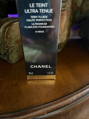 CHANEL Le Teint Ultra Tenue Foundation - Black & Gold Packaging